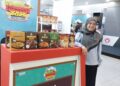 NORHAIDAH Samlee bersama produk-produk keluaran Adia Global.