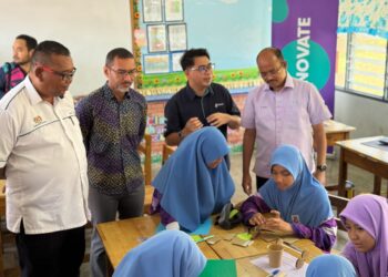 PESERTA mencuba aktiviti pembinaan kereta berkuasa angin dalam sesi bengkel Program Memperkasakan Ilmu: STEM Outreach 2026 di Sekolah Kebangsaan (SK) Bukit Ridan, Muadzam Shah di Rompin, Pahang.