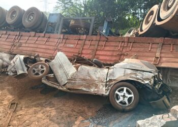 KEADAAN kereta Honda City yang dihempap treler dalam kemalangan di Kilometer 43 Lebuhraya Kuala Lumpur–Karak arah Bentong di Bentong, Pahang.