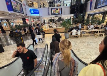 GAMBAR fail beberapa orang mengunjungi sebuah pusat beli-belah di Tehran. - AFP