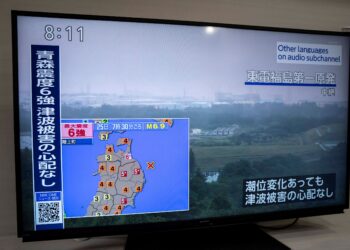 NASIHAT kecemasan yang susulan gempa bumi Jepun melanda Aomor di skrin televisyen. - AFP