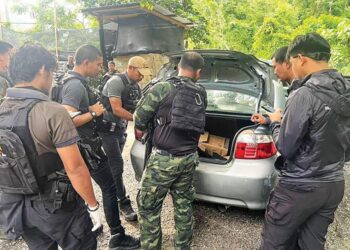 ANGGOTA polis merampas lebih 11.2 kilogram daripada sebuah kereta yang dalam perjalanan ke Daerah Betong, Thailand semalam. – IHSAN POLIS