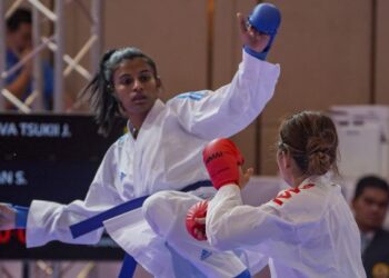 Aksi C. Shahmalarani menentang petarung Filipina dalam Sukan SEA Kemboja pada 2023. - UTUSAN/AMIR KHALID