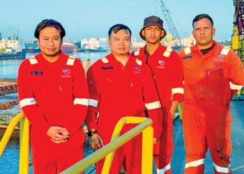 LIMA kru kapal MV Berkat Tuah berjaya dibawa pulang ke Malaysia dengan dijangka tiba di Lapangan Terbang Antarabangsa Kuala Lumpur (KLIA) kira-kira pukul 8.30 pagi ini.