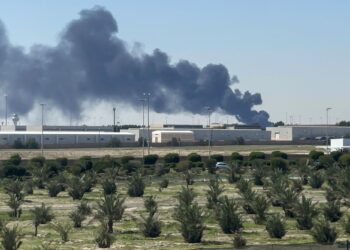 GAMBAR fail asap menjulang selepas lapangan terbang Kuwait diserang dron. - AFP