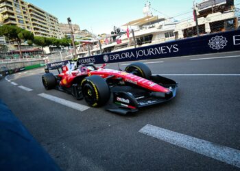 AKSI Lewis Hamilton dalam sesi latihan kedua Grand Prix Monaco, semalam. - AFP