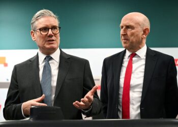 KEIR STARMER (kanan) dan John Healey. - AFP