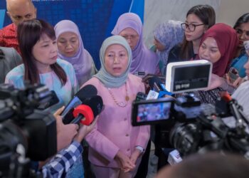 NANCY Shukri bercakap kepada pemberita selepas merasmikan Pejabat TAGS dan melancarkan Sistem e-TAGS di Dewan Srivijaya, Menara Aras Raya, Kuala Lumpur. UTUSAN/M. FIRDAUS M. JOHARI