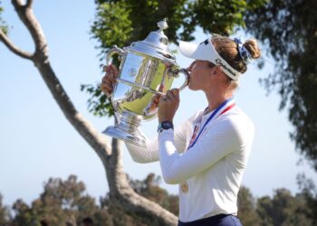 PEMAIN golf No. 1 dunia dari Amerika Syarikat, Nelly Korda bergambar bersama Trofi Harton S. Semple selepas muncul juara Terbuka Wanita Amerika Syarikat 2026 di Riviera Country Club, hari ini. -AFP