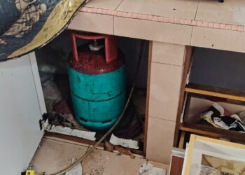 Keadaan dapur milik seorang penyewa bersepah akibat kejadian letupan gas memasak di sebuah rumah di Taman Baiduri, Kuala Ina, Melaka. - FOTO IHSAN JBPM MELAKA.