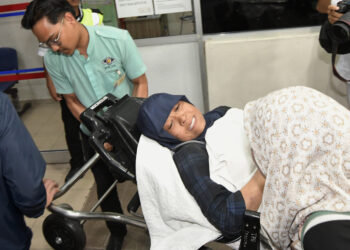 JASLINDA Saludin dibawa ke Unit Kecemasan dan Trauma Hospital Tapah, Perak, kelmarin.UTUSAN/ZULFACHRI ZULKIFLI.