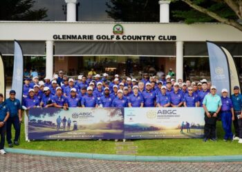 PARA peserta pusingan kedua Kejohanan Golf Perniagaan Asia (ABGC) bergambar sebelum memulakan permainan di Glenmarie Golf & Country Club, Shah Alam, semalam.