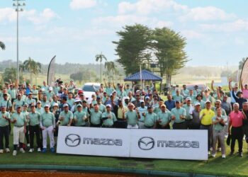 SEBAHAGIAN peserta bergambar sebelum melakukan 'tee off' pada Kejohanan Trofi Mazda 2026 di Kelab Golf Glenmarie, Shah Alam, kelmarin.