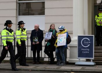 GAMBAR fail dua anggota polis UK. - AFP