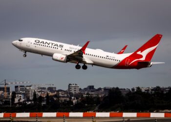 SYARIKAT penerbangan Qantas akan mengendalikan penerbangan selama 22 jam. - AFP