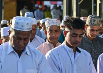 Malaysia perlu menyelesaikan status etnik Rohingya yang berada di negara ini.