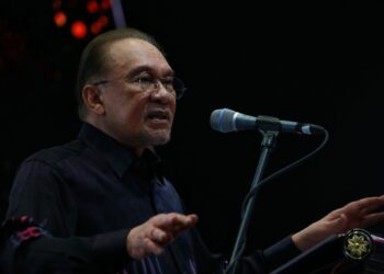 ANWAR Ibrahim ketika berucap pada Majlis Makan Malam Himpunan Pertubuhan Lima Generasi (PLG) Malaysia di Seremban, malam ini. -UTUSAN/MOHD. SHAHJEHAN MAAMIN