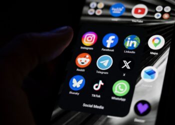 GAMBAR fail logo platform media sosial di skrin telefon bimbit. - AFP