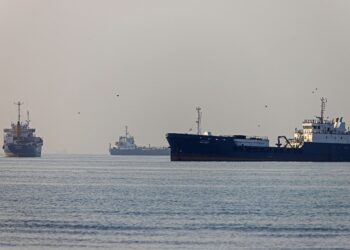 SELAT Hormuz dibuka susulan perjanjian damai AS-Iran. - AFP