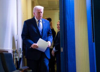 TRUMP kini berkuasa memecat pegawai tanpa alasan. - AFP