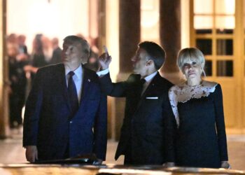 TRUMP (kiri)  menandatangani perjanjian dengan Iran di Istana Versailles, Perancis. - AFP