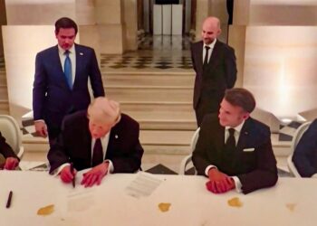 TRUMP menandatangani perjanjian persefahaman damai dengan Iran. - AFP