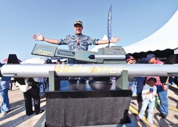 HAIRUL Zaimy Ibrahim bergambar dengan pemusnah dron berkuasa laser yang dibangunkan menerusi
kolaborasi strategik antara TUDM, agensi penyelidikan di bawah Kementerian Pertahanan iaitu STRIDE
dan syarikat Benua Defence Sdn. Bhd. di Kuantan baru-baru ini. – UTUSAN/SHAIKH AHMAD RAZIF