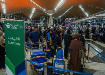SEBAHAGIAN jemaah umrah kumpulan pertama Andalusia yang akan berangkat ke Tanah Suci di Lapangan Terbang Antarabangsa Kuala Lumpur (KLIA) Terminal 1. - UTUSAN/FAISOL MUSTAFA