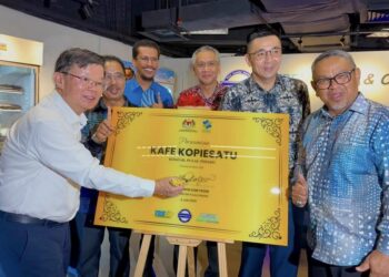 CHOW Kon Yeow (kiri) dan Abdul Rashid Bahri (empat dari kanan) ketika merasmikan pembukaan outlet baharu Kopiesatu di Trend Mart & Cafe di George Town, Pulau Pinang hari ini.