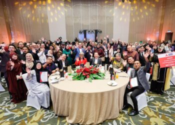 CHAN Foong Hin dan Ketua Pegawai Eksekutif Kumpulan Agrobank, Datuk Tengku Ahmad Badli Shah Raja Hussin bergambar bersama pengamal media pada Mahlis Anugerah Media Agrobank 2026, di Hotel Four Seasons, di sini, semalam. - UTUSAN/ SHIDDIEQIIN ZON
