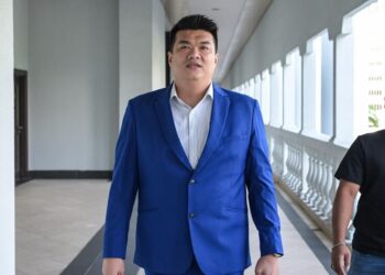 ALBERT Tei ketika hadir bagi sebutan kes memberi suapan berjumlah RM176,829.03 berhubung kelulusan lesen penerokaan mineral di Mahkamah Sesyen Kuala Lumpur, di sini hari ini. - UTUSAN/SYAKIR RADIN