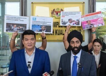 ALBERT Tei (kiri) bersama peguam ketika bercakap kepada pemberita mengenai tuntutan susulan sekatan semua akaun media sosialnya di Kompleks Mahkamah Kuala Lumpur, di sini, hari ini. - UTUSAN/SYAKIR RADIN