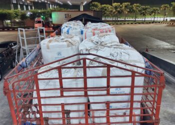 TRELER membawa muatan beras yang cuba diseludup disita untuk siasatan lanjut di Kompleks ICQS Bukit Kayu Hitam di Kubang Pasu. - IHSAN AKPS