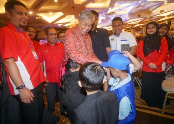 AHMAD Zahid Hamidi menyantuni kanak-kanak tabika Kemas pada Majlis Sambutan Hari Pendidik Jabatan Kemajuan Masyarakat (KEMAS) 2026 di Putrajaya. - UTUSAN/FAISOL MUSTAFA