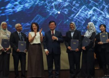 CHOW Kon Yeow (tengah) ketika menghadiri Penang Career Discovery Day X Penang HR Foward Forum 2026 di George Town, Pulau Pinang hari ini.-UTUSAN/DANIAL SAAD