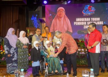 AHMAD Zahid Hamidi menyampaikan Anugerah Tokoh Pendidik Sepanjang Zaman kepada Maimunah Nasir pada Majlis Sambutan Hari Pendidik KEMAS 2026 di Putrajaya. - UTUSAN/FAISOL MUSTAFA
