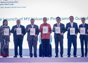 AHMAD Zahid Hamidi (tengah) sewaktu merasmikan Persidangan Invest Malaysia Kuala Lumpur, di sini hari ini. - UTUSAN/MUHAMAD IQBAL ROSLI