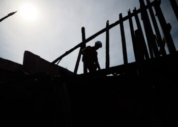 ANGGOTA bomba melakukan siasatan di lokasi kebakaran melibatkan 29 buah rumah di Kampung Cina, Gok Kapur, Kota Bharu, Kelantan hari ini-UTUSAN/KAMARUL BISMI KAMARUZAMAN