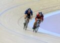 JAGUH berbasikal trek negara, Datuk Azizulhasni Awang (kanan) menewaskan atlet berbasikal Johor, Mohamad Akmal Nazimi Jusena dalam acara akhir Sprint Lelaki Elit pada Kejohanan Trek Kebangsaan  Velodrom Nasional Nilai di sini hari ini.-UTUSAN/ FARIZ RUSADIO