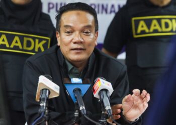Mahadzir Elias ketika sidang akhbar selepas mengadakan Op Cegah Khas AADK di George Town, Pulau Pinang, malam tadi.-UTUSAN/DANIAL SAAD
