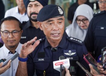 FADIL Marsus sewaktu sidang akbar selepas Majlis Peluncuran Advokasi Kesedaran Lalu Lintas 2025 di Sekolah Menengah Kebangsaan Alam Damai, di sini hari ini. - UTUSAN/ISKANDAR ISHAK