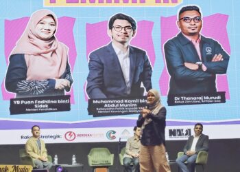 FADHLINA Sidek ketika menjawab soalan salah seorang peserta pada sesi Bicara Bersama Pemimpin sempena program POV Anak Muda: Ketidakpastian Realiti di Butterworth, Pulau Pinang petang tadi.