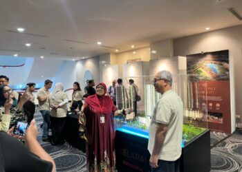 SANITA Yunus (kiri) selepas terlibat dalam proses cabutan undi melibatkan projek pembangunan semula Kampung Sungai Baru, Kuala Lumpur.