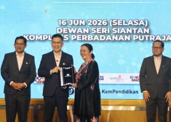 WONG Kah Woh menyampaikan Anugerah Perkhidmatan Cemerlang (APC) kepada salah seorang warga KPM di Putrajaya.