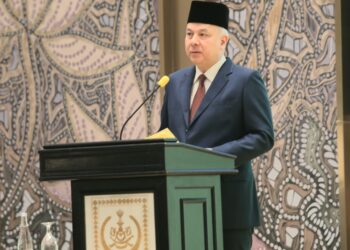 SULTAN Nazrin Muizzuddin Shah  sewaktu berucap pada majlis Pusat Rehabilitasi Neuro-Robotik dan Cybernics Pertubuhan Keselamatan Sosial (Perkeso) yang kini dikenali sebagai Pusat Rehabilitasi Perkeso Sultan Nazrin Shah di Bandar Meru Raya, di sini hari ini.