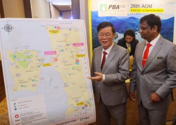 CHOW Kon Yeow (kiri) bersama Ketua Pegawai Eksekutif Perbadanan Bekalan Air Pulau Pinang (PBAPP), Datuk Ir. K. Pathmanathan melihat pelan perancangan bekalan air di Pulau Pinang semasa menghadiri majlis perasmian AGM ke-26 PBAHB di George Town, Pulau Pinang hari ini.-UTUSAN/DANIAL SAAD