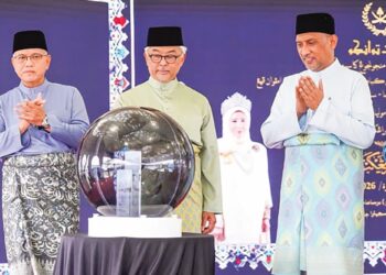 AL SULTAN Abdullah berkenan melakukan gimik pelancaran Modul Kelas Pengajian al Quran Negeri Pahang pada Majlis Sambutan Maal Hijrah Peringkat Negeri Pahang di Laman Sejahtera Jelai, Felda Sungai Koyan di Lipis semalam.