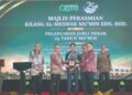 TUN Ramli Ngah Talib (tengah) diiringi oleh Zaihal Hazri (tiga dari kanan) melakukan gimik sempena
Majlis Perasmian Kilang Al-Meswak Mu’min Sdn. Bhd. yang diadakan serentak dengan Pelancaran Jubli
Perak 25 Tahun syarikat itu di Perda Food Park, Tasek Gelugor, Pulau Pinang, kelmarin. – UTUSAN/
DANIAL SAAD
