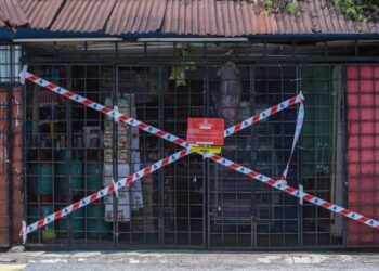 Sebuah kedai runcit diarah tutup dan disita oleh Jabatan Penguatkuasaan Dewan Bandaraya Kuala Lumpur (DBKL) kerana didapati melanggari syarat operasi. – UTUSAN/SYAKIR RADIN