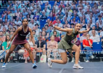 Sivasangari (kiri) sewaktu beraksi menentang Hania El Hammamy pada final Jelajah Akhir PSA di Paris, Perancis, awal pagi tadi. - Ihsan PSA Squash